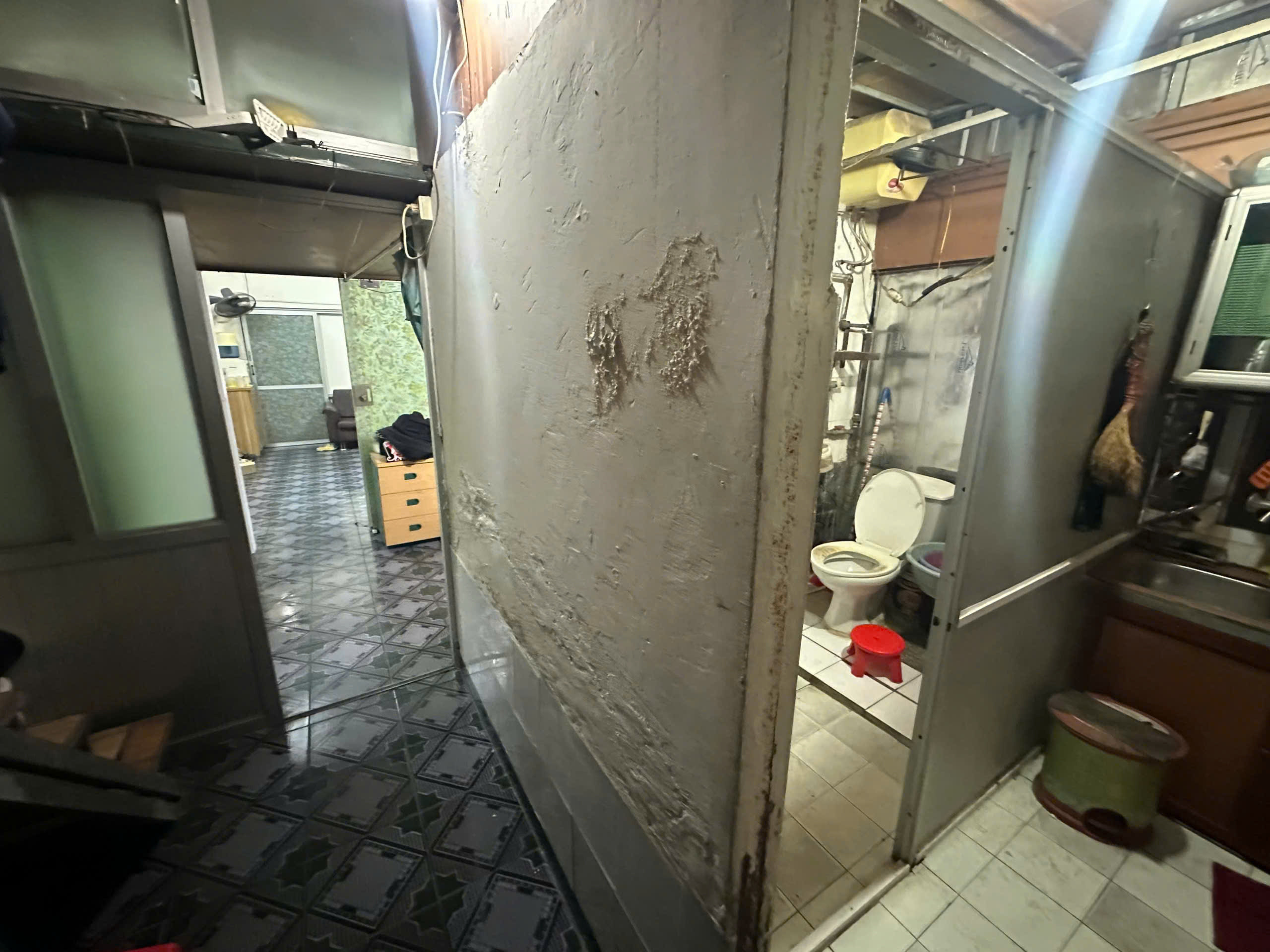 Cho thuê căn hộ Tập thể tầng 2 ngõ 133 Nguyễn Trãi, 120m2, 3 ngủ, 2 vệ sinh, 8tr5 ở gđ, nhóm - Ảnh 2